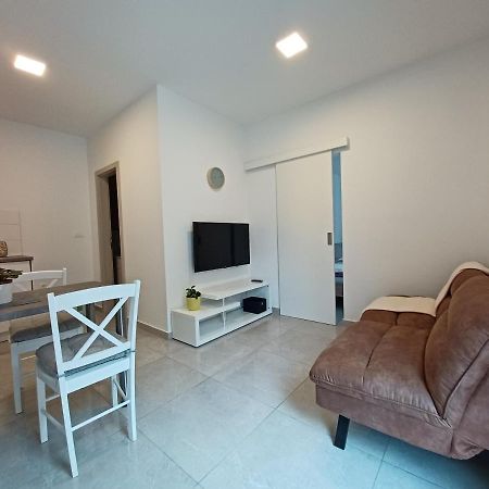 Apartments Leon 1 Новиград Екстериор снимка