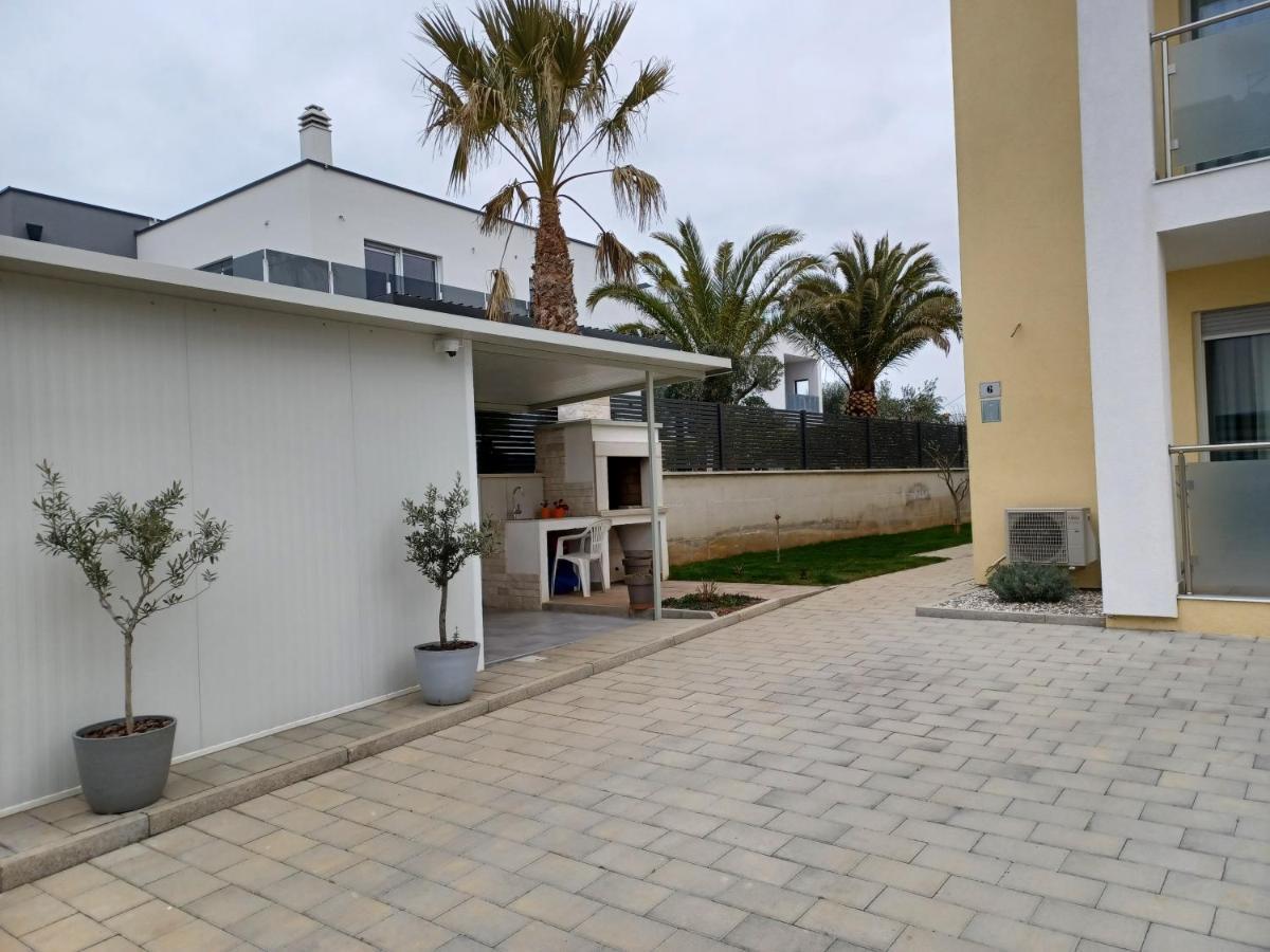 Apartments Leon 1 Новиград Екстериор снимка