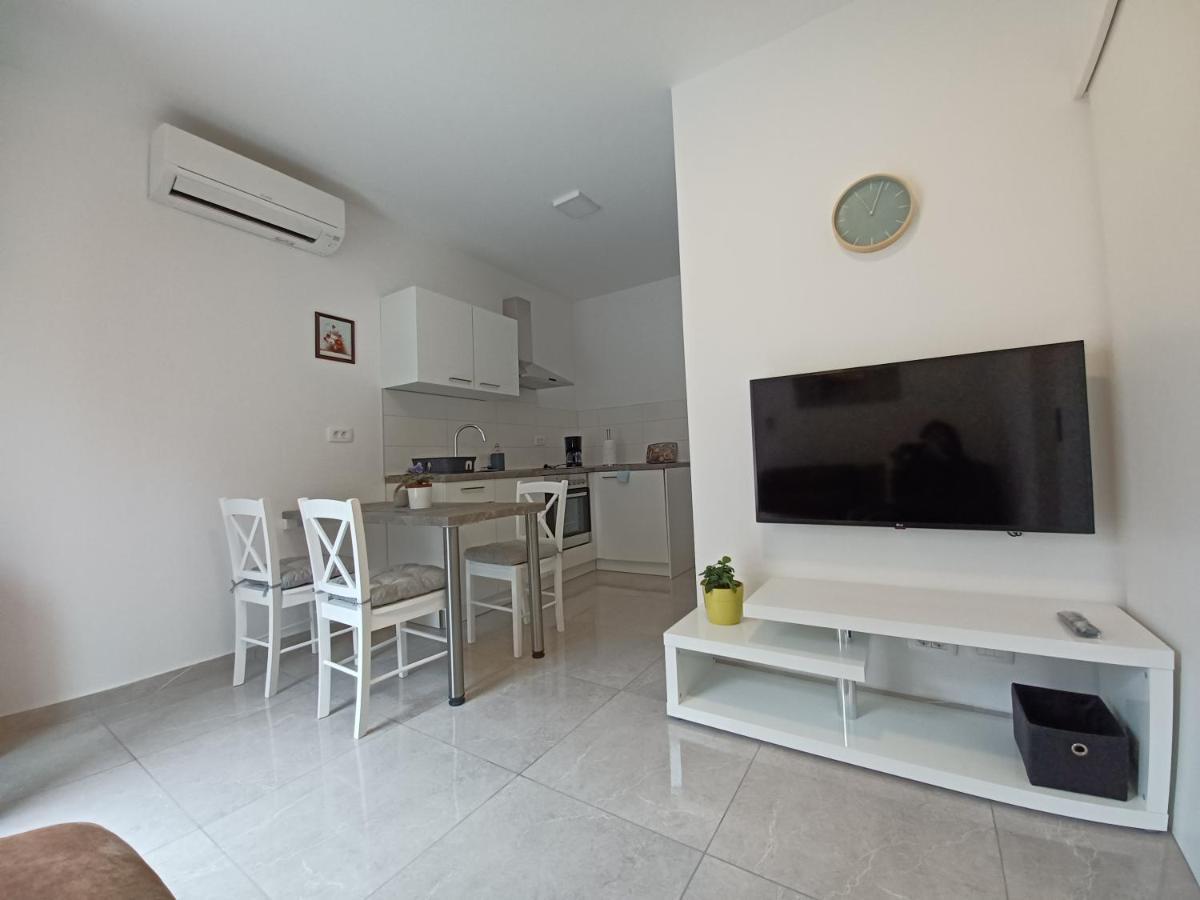 Apartments Leon 1 Новиград Екстериор снимка